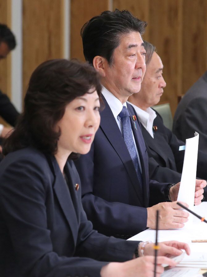 노다 세이코 자민당 간사장 대행(왼쪽)이 아베 신조 전 총리와 함께 내각 회의에 참석한 모습(사진=AFP)