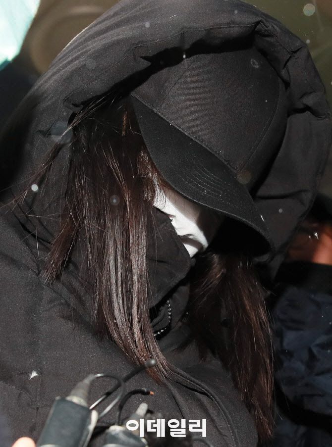 입양아 정인이를 학대해 사망하게 한 혐의를 받고 있는 양모 A씨가 지난해 11월19일 오전 서울 양천경찰서에서 검찰 송치를 위해 호송되고 있다. (사진=노진환 기자)