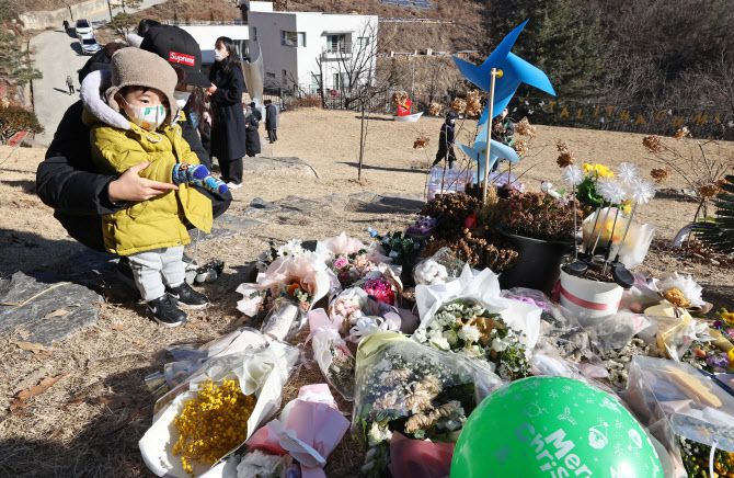6일 오전 경기 양평 하이패밀리 안데르센 공원묘지에 안장된 정인 양의 묘지에 한 아이가 손을 흔들고 있다. (사진=연합뉴스)