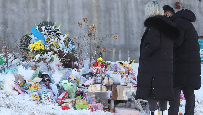 7일 오후 경기도 양평군 하이패밀리 안데르센 공원묘원을 찾은 시민들이 양부모의 학대로 생후 16개월 만에 사망한 정인 양을 추모하고 있다. (사진=연합뉴스)