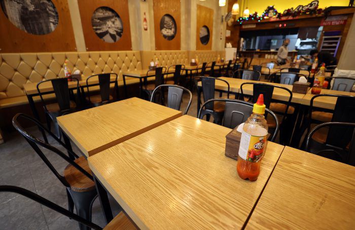 점심시간에도 한산한 서울 중구 명동에 있는 한 음식점.(사진=연합뉴스)