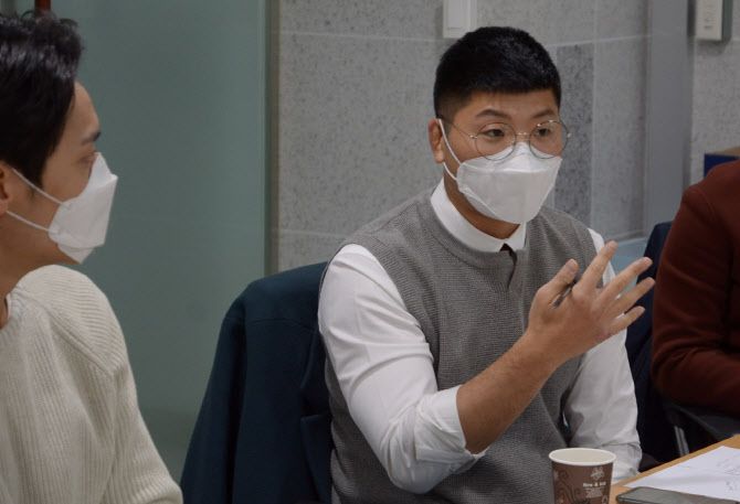 국회에서 열린 간담회에서 격투기 업계를 대표해 목소리를 전달한 권아솔. 사진=ROAD FC