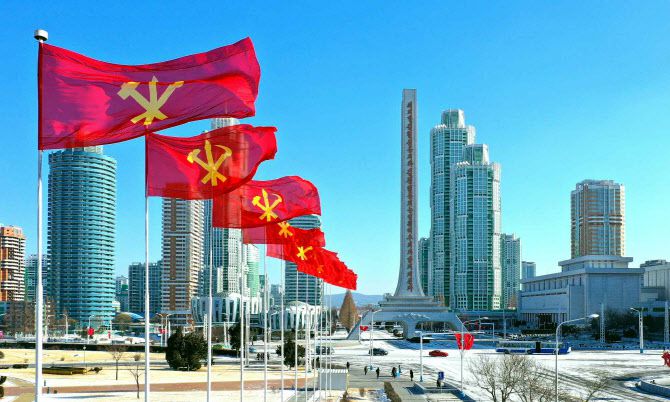 북한 노동당 기관지 노동신문은 9일 평양의 거리 풍경을 보도했다. 지난 5일부터 제8차 당 대회를 치르고 있는 북한은 이날 보도한 사진에서 눈 내린 평양 거리 곳곳에 ‘노동당 기’가 펄럭이는 모습을 부각했다(사진=평양 노동신문/뉴스1).