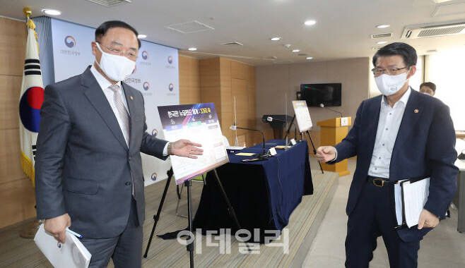 홍남기(왼쪽) 경제부총리 겸 기획재정부 장관과 은성수 금융위원장.[사진=이데일리 김태형 기자]