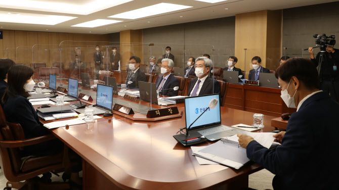 이주열 한국은행 총재가 서울 중구 한국은행에서 열린 금융통화위원회 본회의에 참석해 발언하고 있다. (사진=연합뉴스)