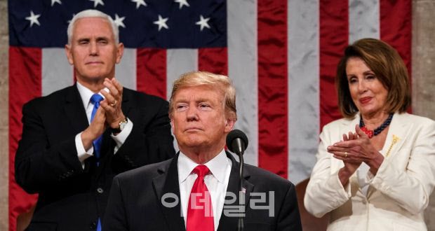 마이크 펜스 미국 부통령과 도널드 트럼프 대통령, 그리고 낸시 펠로시 하원의장(왼쪽부터). 사진=AFP