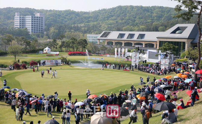 2019년 열린 KG 이데일리 레이디스오픈 with KFC 대회에서 갤러리들이 경기를 지켜보고 있다. (사진=이데일리 방인권 기자)