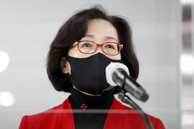 박춘희 전 송파구청장이 지난달 16일 서울 여의도 국민의힘 당사에서 기자회견을 열고 서울시민 코로나19 백신 무료접종 공약 발표를 하고 있다.(사진=연합뉴스)