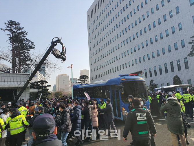 고(故) 정인양의 양모 장모씨가 탄 호송차가 13일 오전 11시 50분쯤 서울남부지법을 나서고 있다. (사진=공지유 기자)