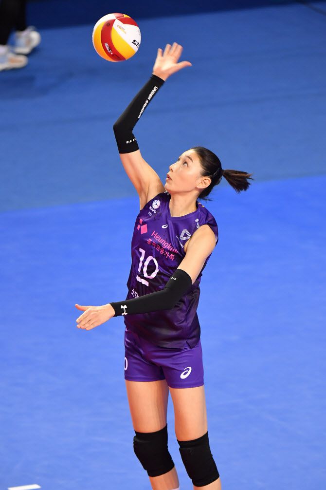 흥국생명 김연경이 IBK기업은행과의 경기에서 스파이크 서브를 넣고 있다, 사진=KOVO