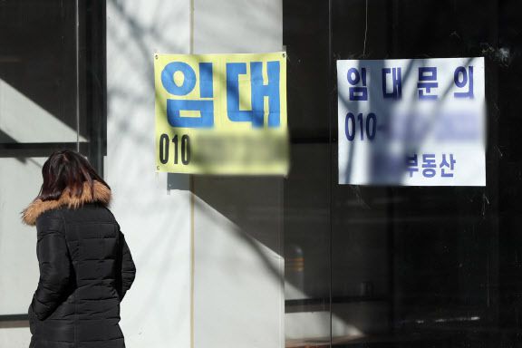 지난 17일 서울 종로 일대 상가 건물 폐업 매장에 임대 안내문이 붙어있다. (사진=뉴스1)