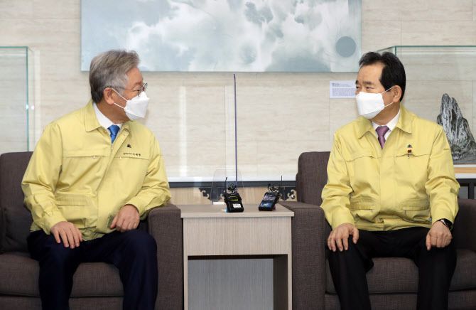 정세균(오른쪽) 국무총리가 지난달 9일 경기도 수원시 경기도청에서 열린 코로나19 대응 중앙재난안전대책본부회의에 앞서 이재명 경기도지사와 대화하고 있다. (사진=연합뉴스)