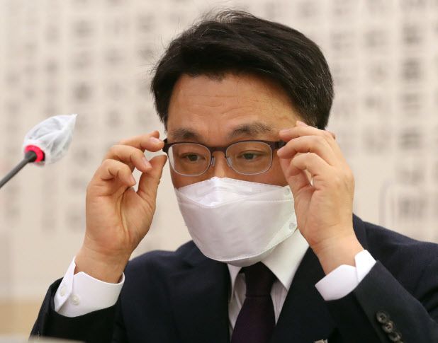 [이데일리 노진환 기자] 김진욱 초대 고위공직자범죄수사처(공수처) 처장 후보자가 19일 오전 서울 여의도 국회 법제사법위원회에서 열린 인사청문회에 출석해 안경을 고쳐쓰고 있다.