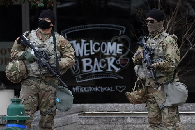 제47대 미국 대통령 취임식이 열리는 워싱턴DC에서 주방위군들이 경비를 서고 있다. 사진=AFP