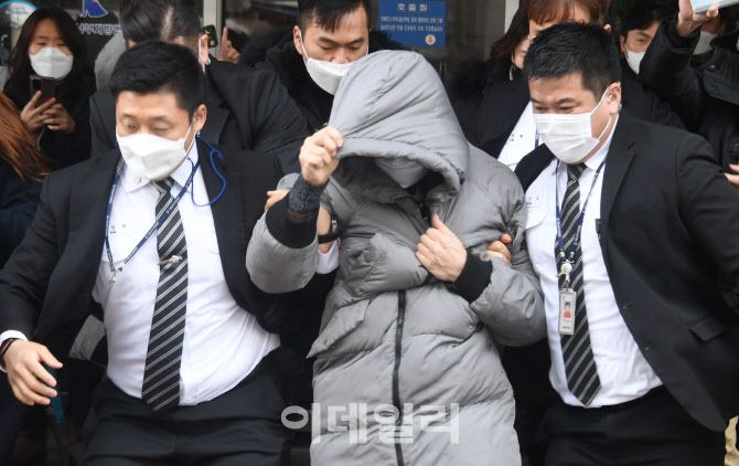 16개월 정인이를 지속적으로 학대해 사망에 이르게 한 혐의를 받는 양부모의 첫 재판이 종료된 13일 서울 양천구 남부지방법원에서 시민들이 양모 장모씨가 탄 것으로 추정되는 호소 차량이 나오자 가로막고 있다.(사진=이데일리 이영훈 기자)