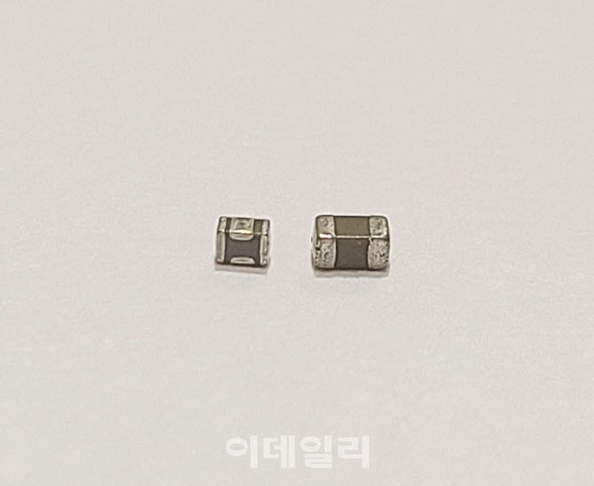 3단자 MLCC(왼쪽) 일반 MLCC(오른쪽)비교 (사진=삼성전기)