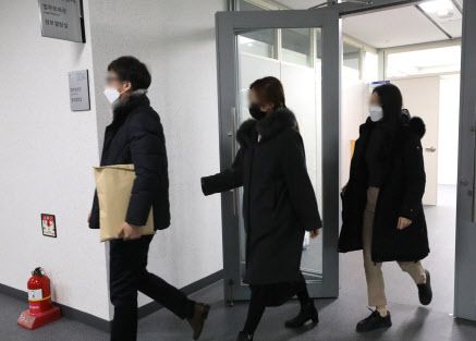 법무부가 김학의 전 법무부차관 불법 출국금지 의혹 관련 압수수색을 진행한 21일 검찰 관계자들이 정부세종청사 공정거래위원회 법무보좌관실에 대한 압수수색을 마친 뒤 압수물을 들고 나오고 있다. 법무보좌관실은 과거사 진상조사단 소속이던 이 모 검사가 근무하는 사무실이다.(사진=연합뉴스)