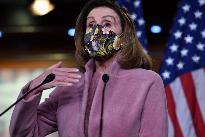 낸시 펠로시 민주당 하원 의장은 트럼프 전 대통령 탄핵안을 곧 상원에 보낼 예정이라고 말했다(사진=AFP)