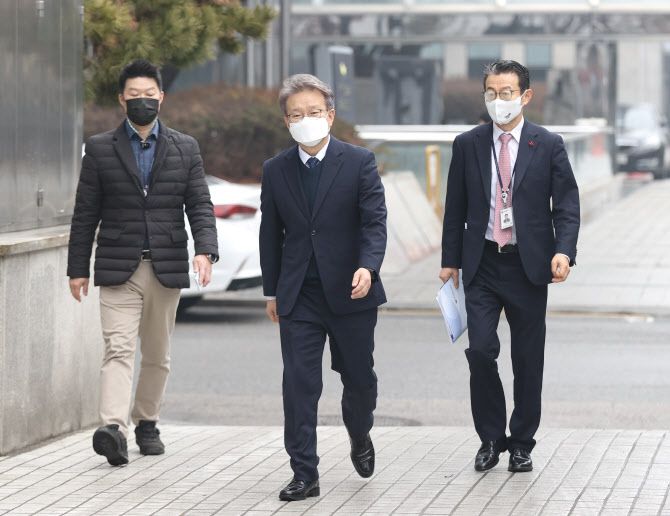 권칠승 중소벤처기업부 장관 후보자가 22일 오전 여의도 인사청문회 사무실로 출근하고 있다. (사진=중기부)