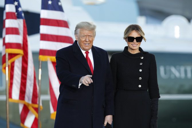 도널드 트럼프 전 대통령이 20일(현지시간) 백악관을 떠나 메릴랜드주에 위치한 앤드루스 공군기지 활주로에서 가진 환송 연설을 하고 있다. (사진=AP/뉴시스 제공)