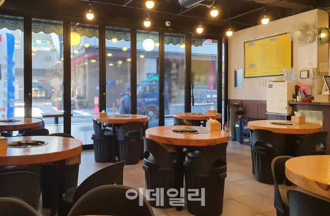 정부가 코로나19 확산을 막기 위해 지난 18일 수도권 사회적 거리두기 2.5단계를 2주 연장했다. 사진은 거리두기 2.5단계가 연장된 첫 주말인 24일 낮 서울 시내 한 식당의 모습.(사진=공지유 기자)