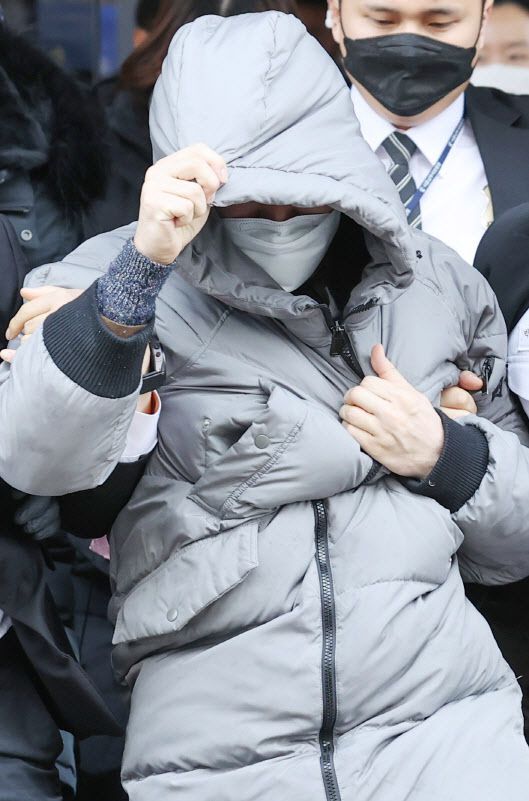 16개월 된 입양아 정인 양을 학대해 숨지게 한 혐의를 받는 양부모의 첫 재판이 열린 지난 13일 서울남부지법에서 양부 안 모 씨가 재판을 마치고 나오고 있다 (사진=연합뉴스)