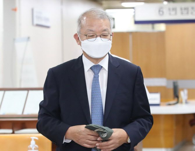 양승태 전 대법원장이 지난해 9월 11일 ‘사법농단’ 92차 공판 출석을 위해 서울 서초구 서울중앙지방법원에서 법정으로 향하고 있다. 사진=뉴시스