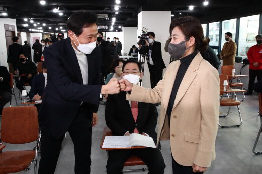 나경원 전 자유한국당(현 국민의힘) 원내대표와 오세훈 전 서울시장이 지난 20일 서울 여의도 당사에서 열린 ‘박원순 시정 잃어버린 10년, 재도약을 위한 약속’ 발표회에서 주먹 인사를 하고 있다.(사진=연합뉴스)