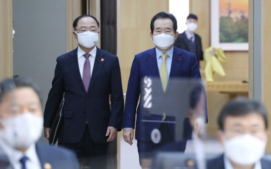 정세균 국무총리(오른쪽)가 26일 오전 세종시 정부세종청사에서 열린 국무회의에 홍남기 부총리와 입장하고 있다.(사진=연합뉴스)