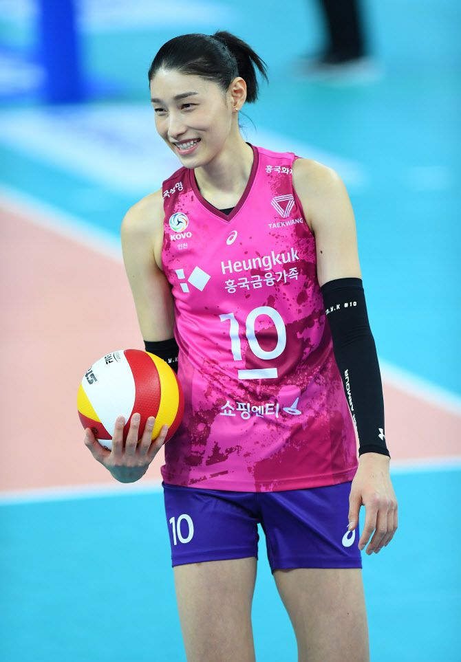 도드람 2020~21 V-리그 올스타 팬 투표에서 남녀 전체 1위에 오른 흥국생명 김연경. 사진=KOVO