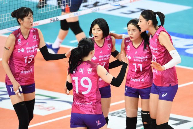 흥국생명이 GS칼텍스의 추격을 뿌리치고 파죽의 5연승을 질주했다. 사진=KOVO