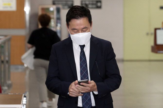 자신의 성추행 의혹을 보도한 인터넷매체의 명예를 훼손한 혐의를 받는 정봉주 전 열린민주당 최고의원이 15일 오전 서울 서초구 서울고등법원에서 열린 무고 항소심 공판에 출석하고 있다. (사진=뉴스1)