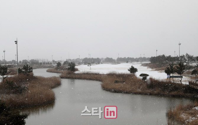 눈이 내리는 군산컨트리클럽의 코스 전경. (사진=KPGA)