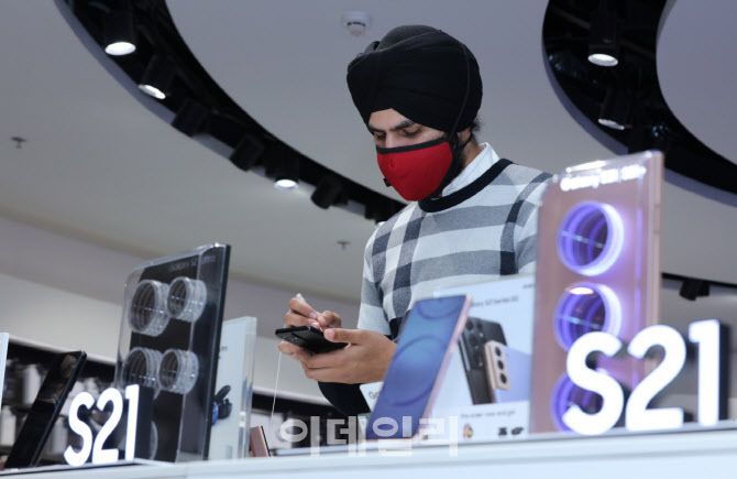 인도 구루그람의 앰비언스 몰(Ambience Mall) 내에 위치한 삼성체험매장에서 현지 소비자들가 ‘갤럭시 S21’을 체험하고 있는다. (사진= 삼성전자)