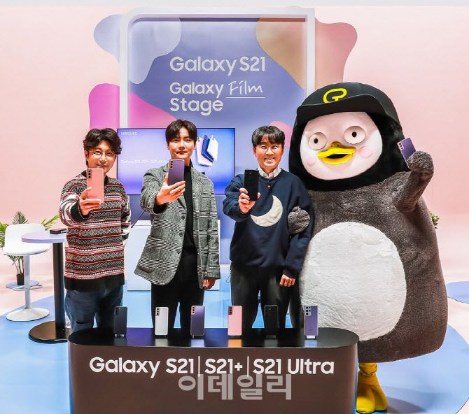 삼성전자가 갤럭시S21 국내 출시를 맞아 새롭게 선보인 ‘갤럭시 스테이지’ 중 ‘필름 스테이지’에 출연한 (왼쪽부터) 방송인 김태진, IT 유튜버 엠알, 영화감독 장항준, 인기 크리에이터 펭수.(사진= 삼성전자)