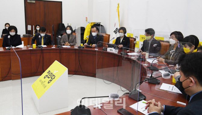 강은미 공동대표가 27일 오전 서울 여의도 국회에서 열린 ‘정의당 제1차 비상대책회의’에서 모두발언을 하고 있다.(사진=방인권 기자)