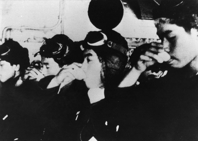 2차 세계대전 당시 가미카제 특공대원들이 작전 직전에 물을 마시는 모습(사진=AFP)