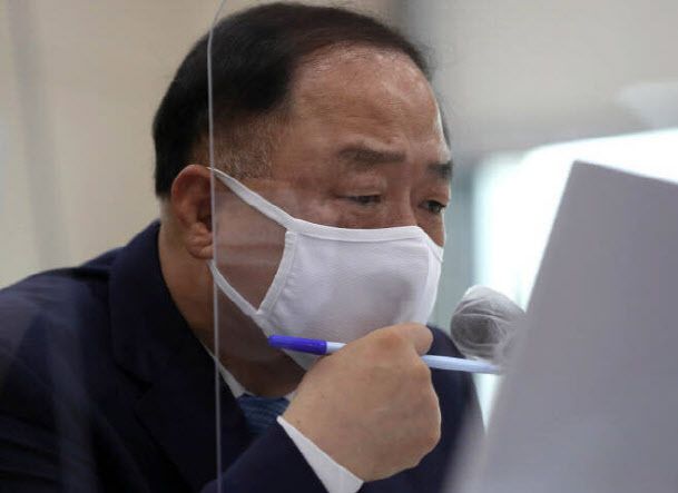 홍남기 경제부총리 겸 기획재정부 장관은 “국가채무 증가 속도에 대해서 각별히 경계하고 있다”고 말했다.[사진=뉴시스]