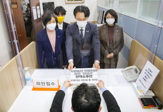 강민정 열린민주당 의원(왼쪽부터), 류호정 정의당 의원, 이탄희 더불어민주당 의원, 용혜인 기본소득당 의원이 1일 오후 서울 여의도 국회 의안과에서 임성근 법관 탄핵소추안을 제출하고 있다.(사진=뉴스1)