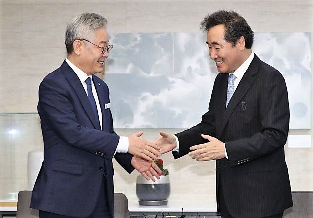 지난해 7월 이재명 지사가 당대표 후보 자격으로 경기도청을 찾은 이낙연 더불어민주당 당대표를 맞으며 악수하고 있다.(사진=연합뉴스)