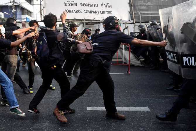 지난 1일 태국 방콕에서 미얀마 이민자들이 쿠데타에 항의하는 시위를 벌이고 있다(사진=AFP)