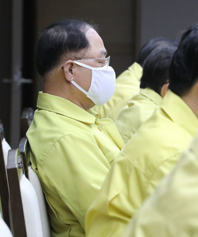 홍남기 경제부총리 겸 기획재정부 장관이 지난달 26일 열린 코로나19 대응 중앙재난안전대책본부 회의에 참석해 생각에 잠겨 있다. (사진=연합뉴스)