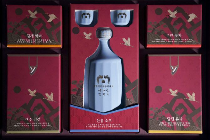 문재인 대통령 내외의 설 명절 선물세트. (사진=청와대 제공)