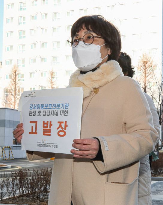 공혜정 대한아동학대방지협회 대표가 3일 오전 서울 강서경찰서 앞에서 열린 정인이 사건 관련 아동보호전문기관 고발 기자회견을 마친 뒤 고발장 접수를 위해 이동하고 있다. (사진=연합뉴스)