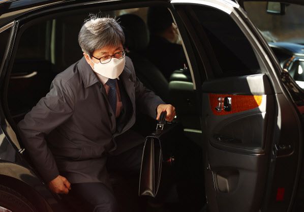 김명수 대법원장이 3일 오전 서초동 대법원으로 출근하고 있다. (사진=연합뉴스)