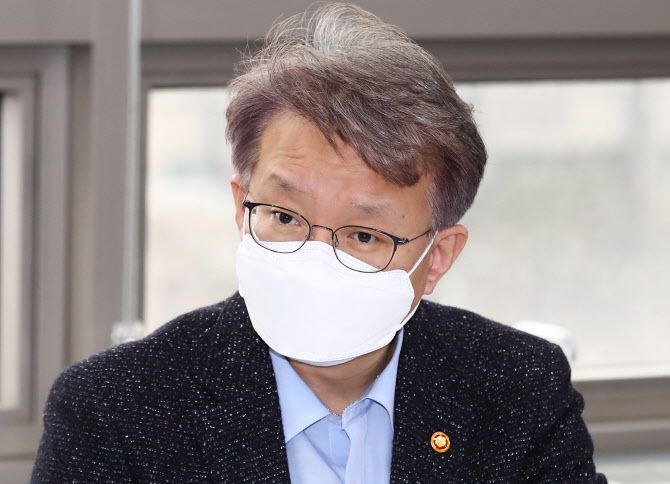 5일 오전 서울 마포구 드림스퀘어를 찾은 권칠승 중소벤처기업부 장관이 소상공인 버팀목 집행현황을 브리핑 받고 있다. (사진=연합뉴스)