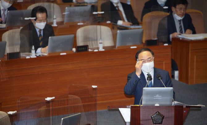 홍남기 경제부총리가 5일 국회 본회의에서 진행된 경제분야 대정부질문에서 질문을 듣고 있다. (사진=연합뉴스)