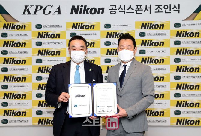 구자절 KPGA 회장(왼쪽)과 정해환 니콘이미징코리아 정해환 대표가 협약식 뒤 기념촬영하고 있다. (사진=KPGA)
