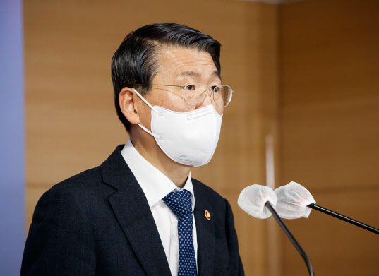 은성수 금융위원장이 3일 서울 종로구 정부서울청사 합동브리핑실에서 공매도 부분적 재개 관련 내용을 발표하고 있다. (사진=연합뉴스)