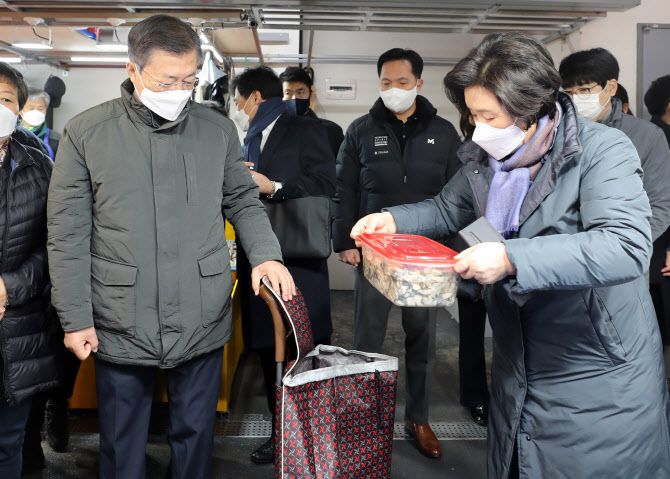 문재인 대통령과 부인 김정숙 여사가 10일 오전 인천시 남동구 소래포구 전통어시장을 방문, 상점에서 수산물을 구입하고 있다. 대통령 내외는 일회용 용기 자제 캠페인인 ‘용기내 캠페인’에 동참해 준비한 장바구니와 용기로 물건을 구매했다. (사진=연합뉴스)